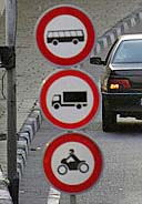 نصب هرگونه تابلو در حريم راهها بدون مجوز سازمان راهداري و حمل و نقل جاده اي ممنوع است  