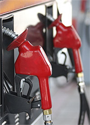 روزانه ٢ میلیون لیتر بنزین در جایگاههای منطقه قزوین توزیع می شود