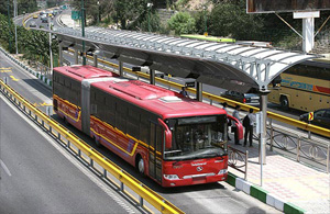 اجرای جداول جداکننده در مسیر سامانه اتوبوس تندرو