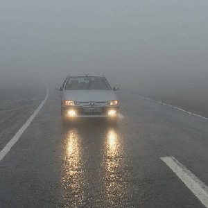بارش باران و لغزندگی معابر در محورهای فیروزکوه ، هراز و رامسر
