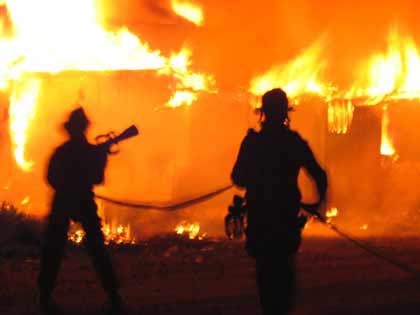 انبار کردن بنزين ساختمان هشت واحدي را در آمريکا به آتش کشيد 