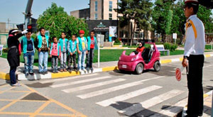 آموزش های ترافیکی به دانش آموزان با محوریت ایمنی عبور و مرور