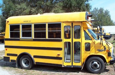 اتوبوس مدارس راه حلي براي رفع ترافيک صبحگاهي در انگليس  
