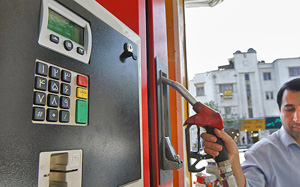 فروش سهمیه بنزین به نرخ آزاد خلاف است و پیگرد قانونی دارد 
