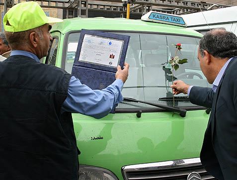تجليل از رانندگان تاکسي امداد رسان  

