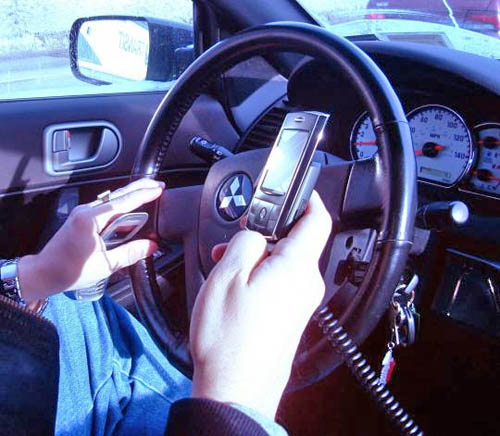 بيشتر جوانان امريکايي هنگام رانندگي با تلفن صحبت و يا پيامک ارسال مي کنند  
