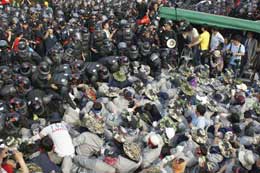 پلیس به اعتصاب کارگران کره ای خاتمه داد