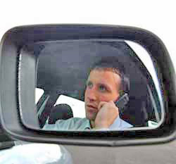 صحبت‌ با تلفن‌ همراه‌ در حين‌ رانندگي‌ هميشه‌ خطرناک‌ است‌  