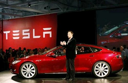  Tesla wannabe owners get a gander at Model S Sedan