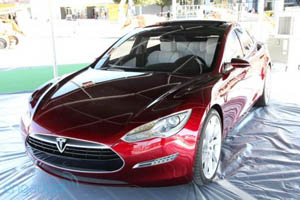 Tesla ships first Model S; predicts one-hour recharging time