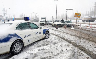بارش برف و کندي تردد در اغلب محورهاي کشور    
