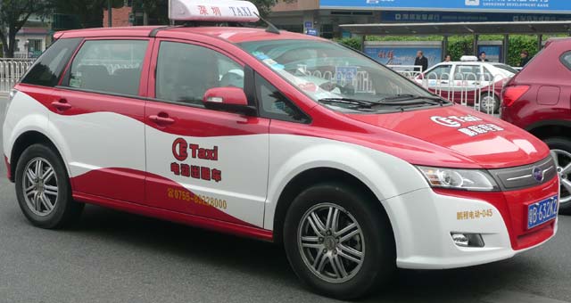 تاکسی های برقی در خیابان های هنگ کنگ