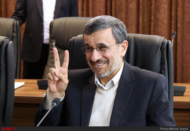 ژست های خاص احمدی نژاد در جلسه مجمع
