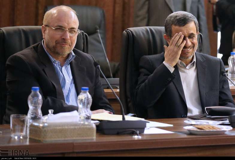ژست های خاص احمدی نژاد در جلسه مجمع