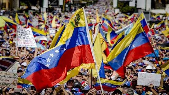 لشگرکشی مخالفان و حامیان «مادورو»