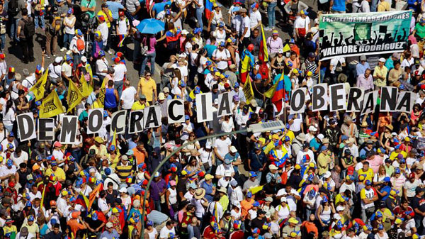 لشگرکشی مخالفان و حامیان «مادورو»