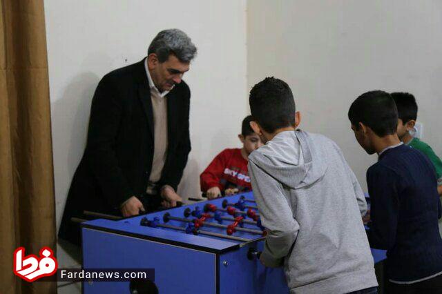 شهردار تهران در حال بازی با کودکان کارتن‌خواب!