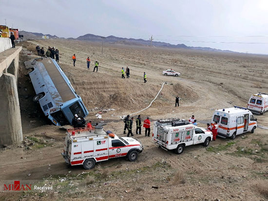 واژگونی اتوبوس در اتوبان تهران - قم
