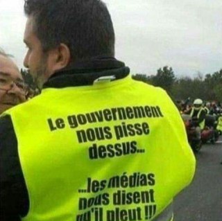 روی جلیقه معترضان فرانسوی چه نوشته شده؟
