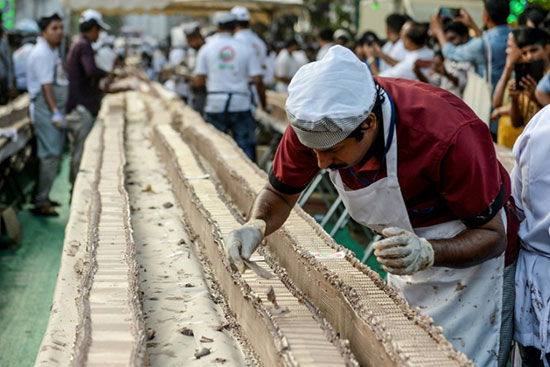 پخت کیک ۶.۵ کیلومتری در هند