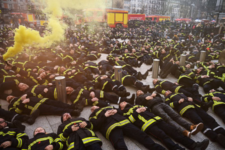 آتش‌نشان‌های معترض فرانسوی در خیابان خوابیدند