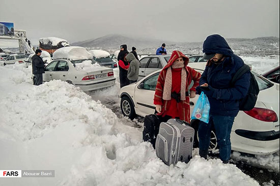 تصاویری از مسافران گرفتار در برف گیلان