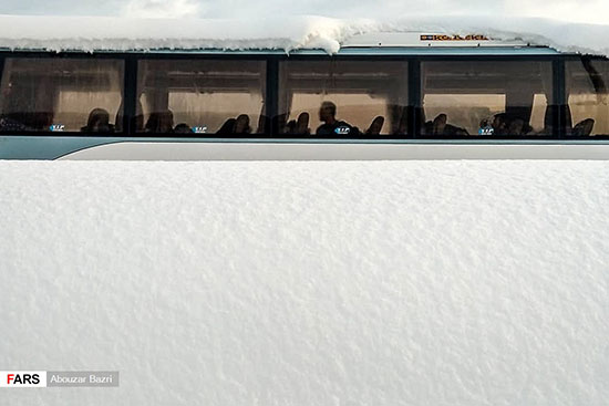 تصاویری از مسافران گرفتار در برف گیلان