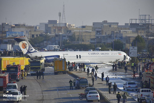 تصاویر: فرود هواپیمای مسافری در خیابانی در ماهشهر