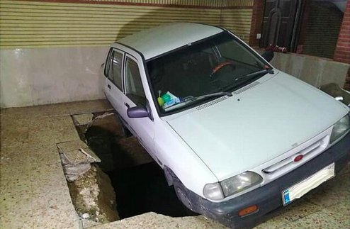 فرو رفتن خودروی پراید در حفره ۵ متری پارکینگ