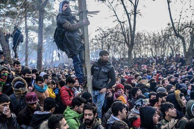 تجمع هزاران پناهجو در مرز بین ترکیه و یونان