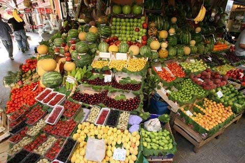 بازار مملو از میوه است