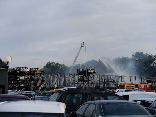 آتش سوزی مهیب ۵۰۰ خودرو در فرانسه