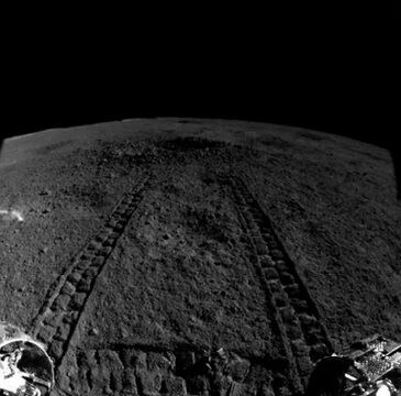 کشف ماده‌ای عجیب در ماه