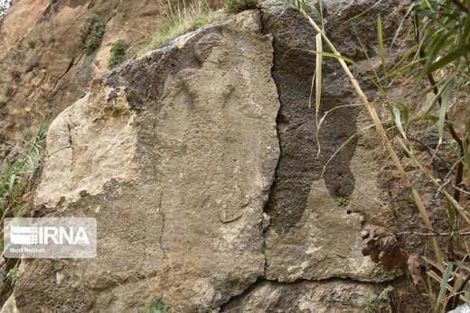 کشف سنگ‎نگاره باستانی رمزآمیز در غرب کشور