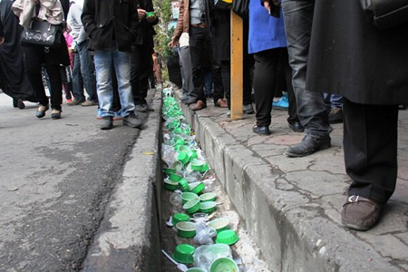 شهر زیر باران ظروف پلاستیکی