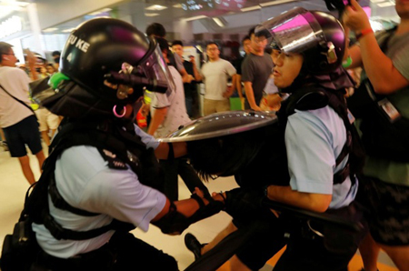درگیری هواداران چین و معترضان در هنگ کنگ