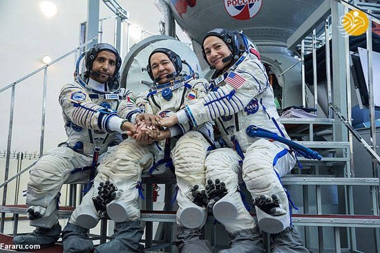 فضانورد اماراتی با لباس عربی در فضا
