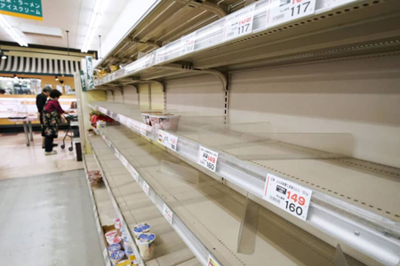 مردم ژاپن از ترس طوفان فروشگاهها را خالی کردند