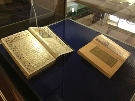 نمایش دو نسخه خطی دیوان حافظ در موزه نیاوران