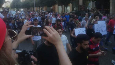 تحصن معترضان لبنانی در برابر بانک مرکزی