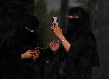 درخواست از زنان سعودی: برقع هایتان را بسوزانید!