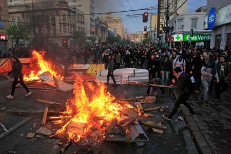 شیلی در آتش اعتراض به کاهش هزینه‌های عمومی