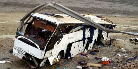۱۷ مصدوم در واژگونی اتوبوس محور شیراز به بندرعباس