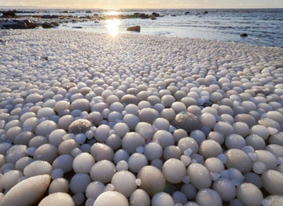 تخم‌مرغ‌های یخی مرموز در ساحل فنلاند