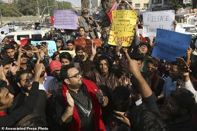 پلیس پاکستان صدها معترض را به 