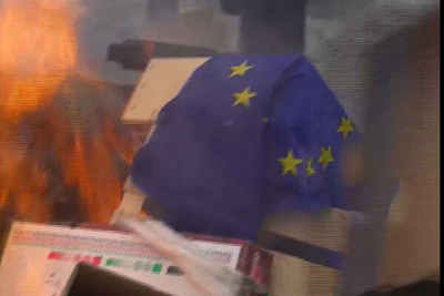 فرانسوی‌ها پرچم اتحادیه اروپا را به آتش کشیدند
