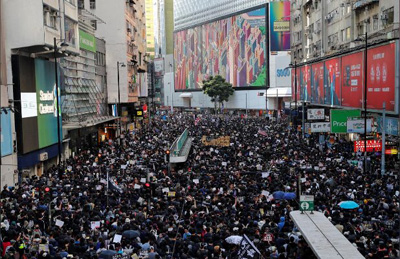 پلیس هنگ‌کنگ از دست معترضان شاکی شد