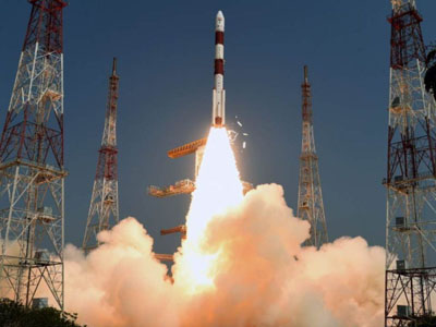 هند ۱۰ ماهواره را به فضا پرتاب کرد