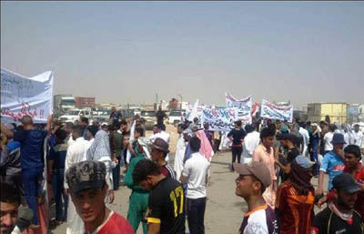 تجمع معترضان عراقی در میدان نفتی