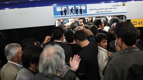 ازدحام جمعیت مسافران در خط ۱ مترو تهران